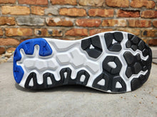 Load image into Gallery viewer, New Balance M 840 Fresh Foam V1
