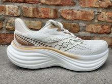 Load image into Gallery viewer, Saucony W Triumph 24