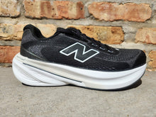 Load image into Gallery viewer, New Balance W 860 v15